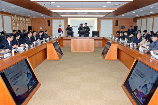 윤종인 행정안전부 차관(왼쪽 세번째)이 22일 오후 서울 종로구 정부서울청사에서 열린 '블록체인 기반 전자증명서 발급·유통 플랫폼 구축 청사진 발표 보고회'에서 인사말을 하고 있다. 행안부 제공